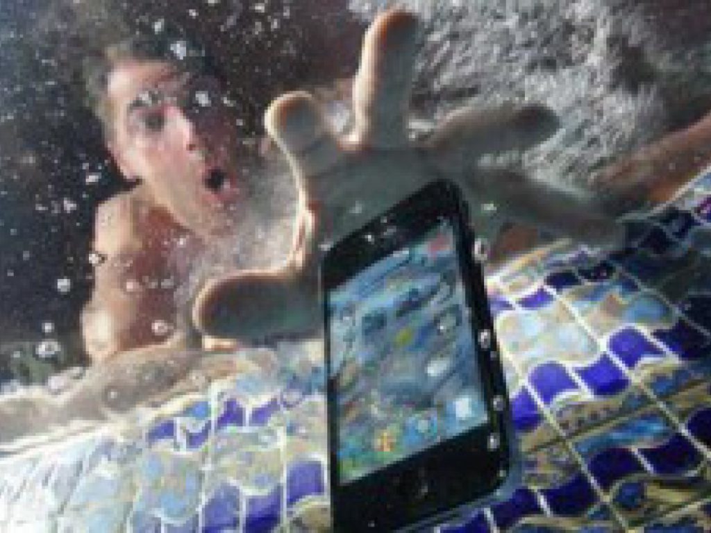 نجات گوشی موبایل در آب افتاده